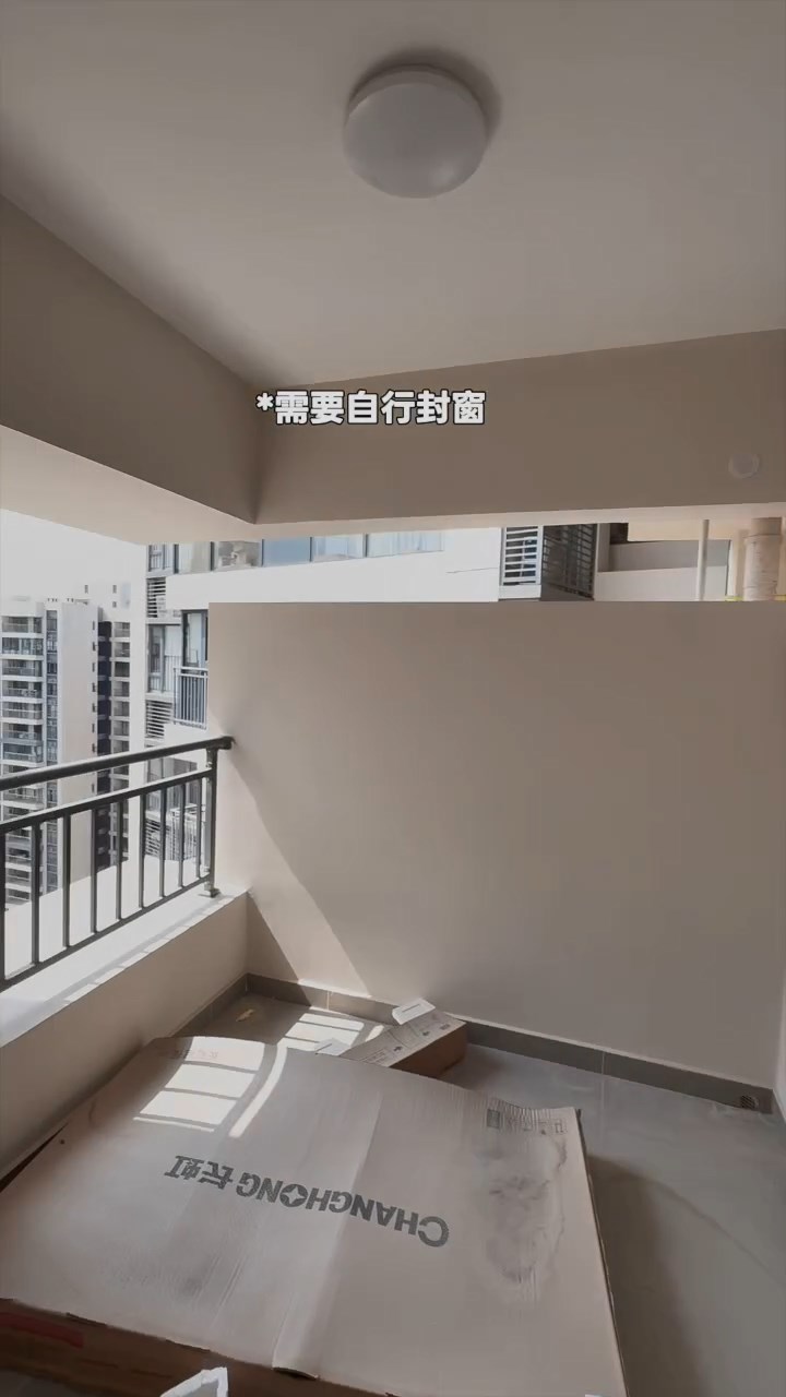 面對一間如露台的半開放房間，梁芷珮霸氣承諾會包底負責改裝。