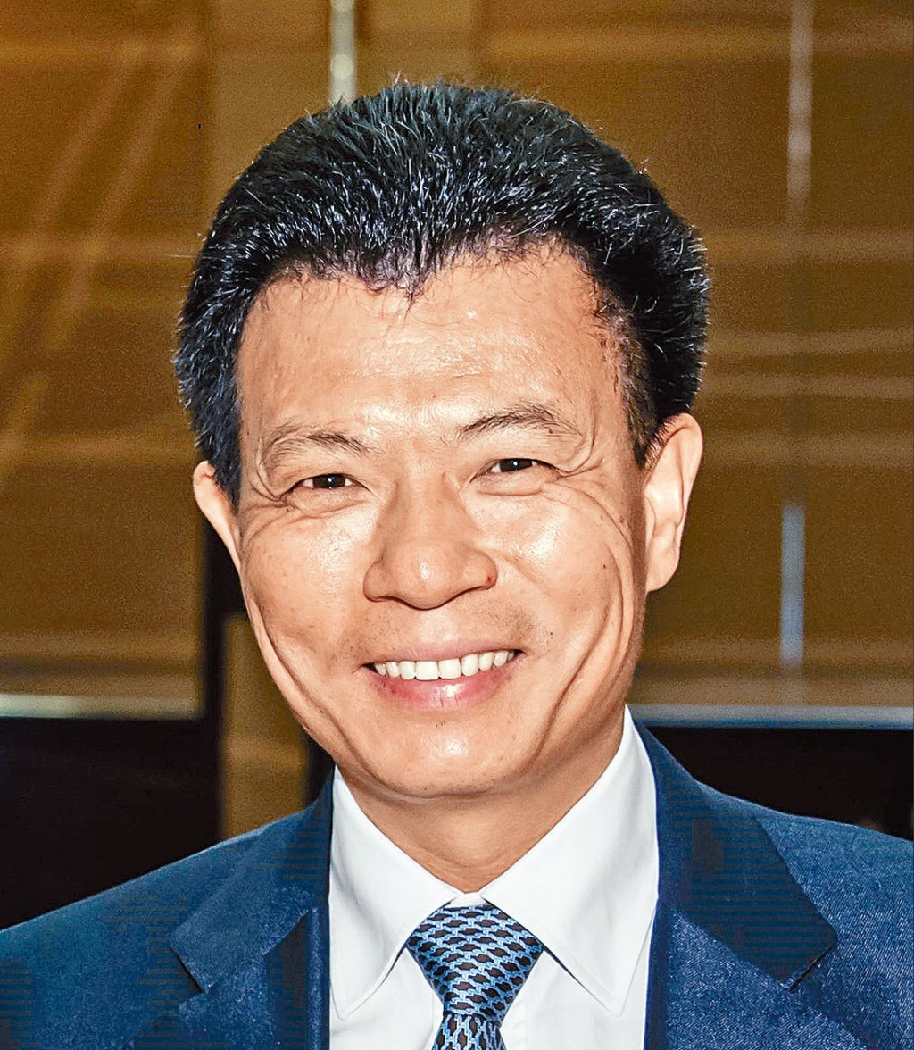 只收取星島每月一元董事酬金的郭英成，現年五十六歲，為佳兆業集團主席兼執行董事。