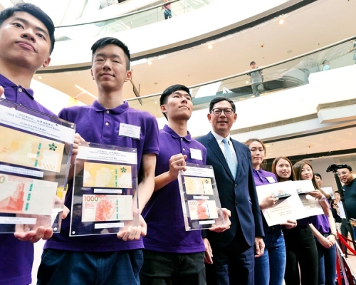 金管局總裁陳德霖在展覽上介紹新鈔6大防偽技術。