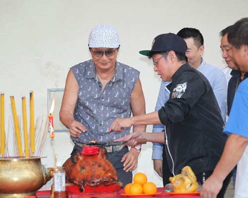 阿倫給Sam食燒肉