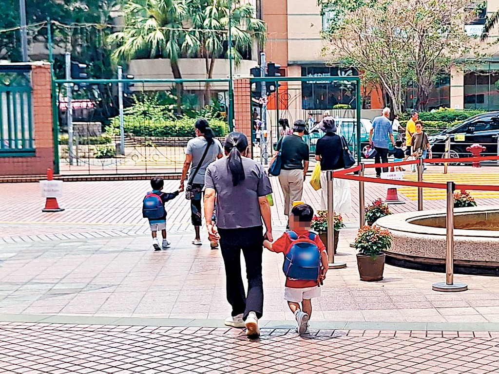 本周天氣炎熱，有幼稚園尚未「換季」，學童需要穿着冬季校服上學。