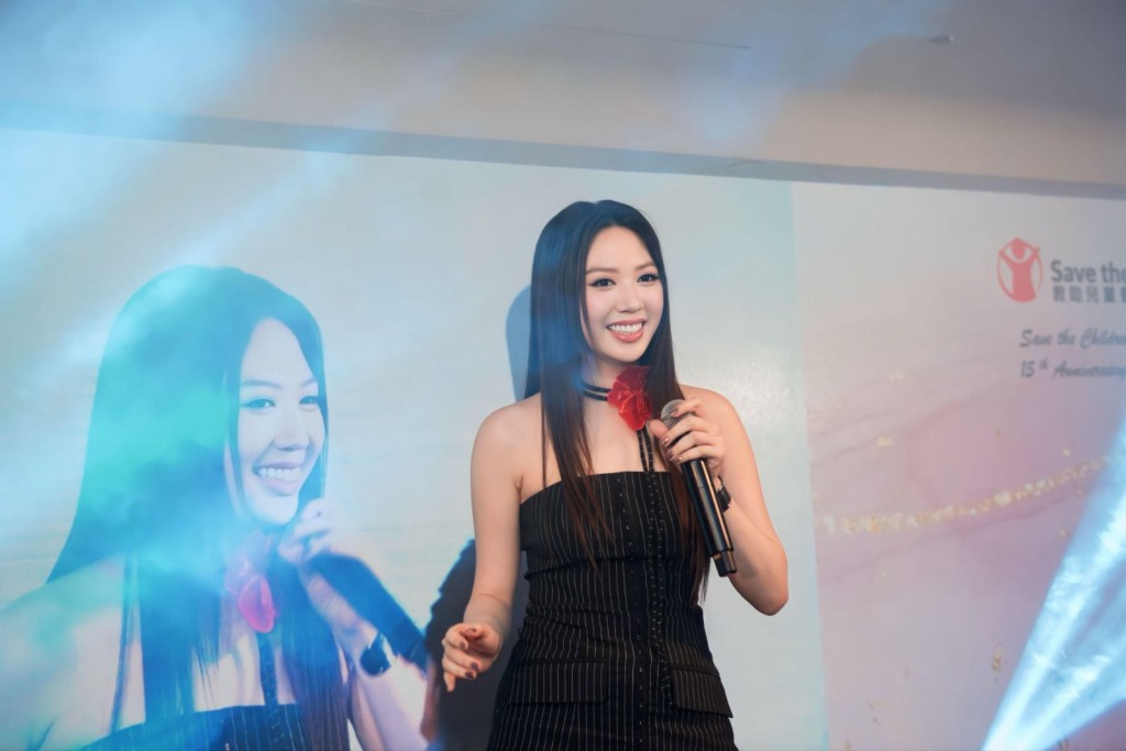 甄濟如曾於2017年為同一活動獻唱，時隔7年，甄濟如的唱功越來越成熟，也更有壓台感。