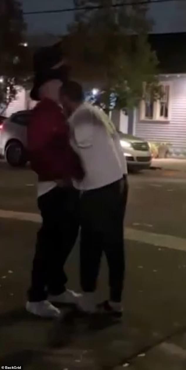 沙拉保夫昨日凌晨在新奧爾良用頭襲擊人被捕。 沙拉保夫昨日凌晨在新奧爾良用頭襲擊人被捕。