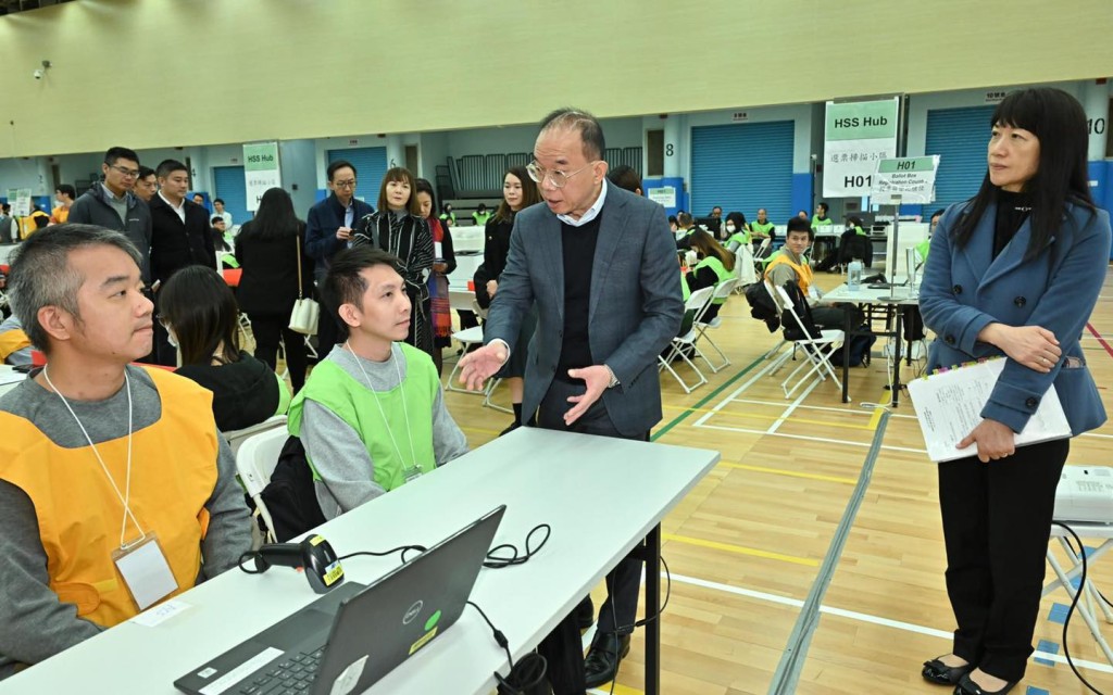 曾國衞等人今日(20日)到九龍公園體育館,視察正在舉行的中央點票站工作人員演練,親身了解於功能界別選舉首次引入的電子點票系統的運作。 曾國衞等人今日(20日)到九龍公園體育館,視察正在舉行的中央點票站工作人員演練,親身了解於功能界別選舉首次引入的電子點票系統的運作。