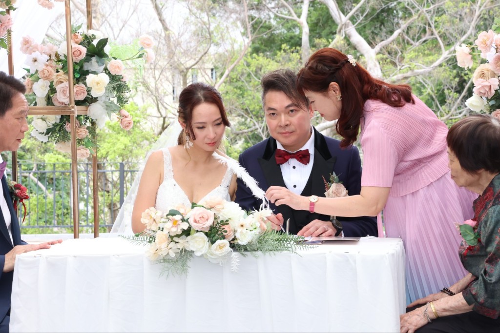 吴嘉仪与Leo在现场过百名的亲友及律师见证下进行结婚签纸仪式。