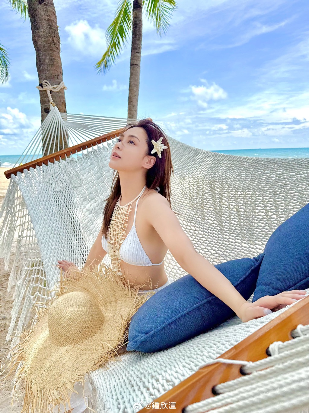 鍾欣潼激罕晒比堅尼美照，引起全網暴動。