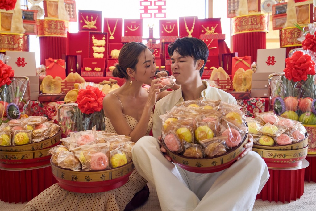Stanley與Alina 甜蜜相依,Alina 更親手拿起喜餅餵向未婚夫。 Stanley與Alina 甜蜜相依,Alina 更親手拿起喜餅餵向未婚夫。