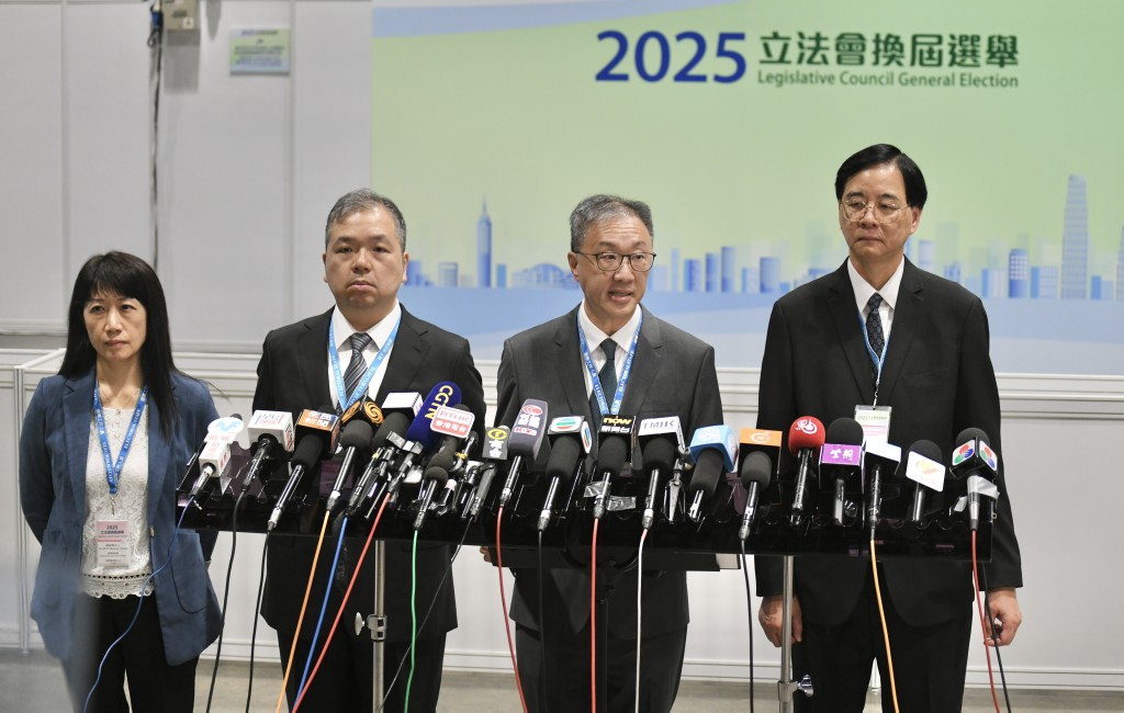 選管會主席陸啟康(右二)表示,投票站各項安排大致暢順,對此表示滿意。何君健攝 選管會主席陸啟康(右二)表示,投票站各項安排大致暢順,對此表示滿意。何君健攝