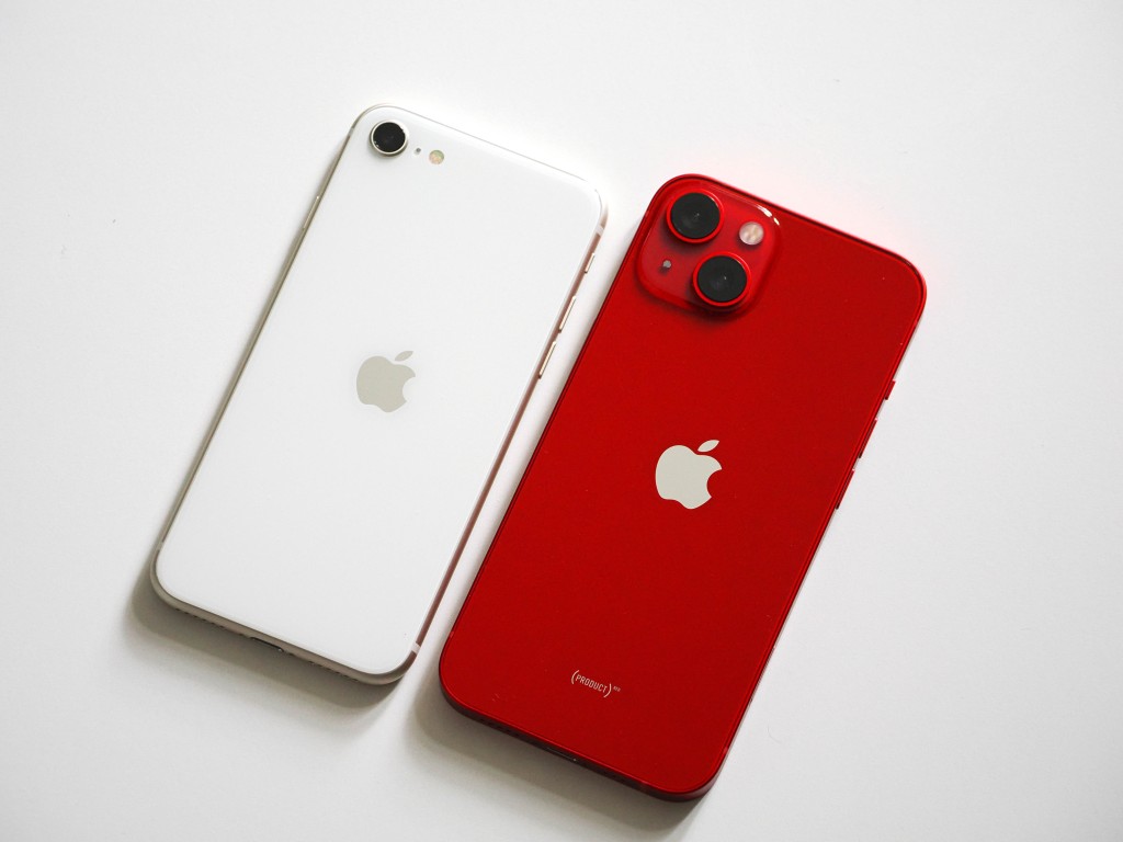 iPhone SE 3(左) 机身前后均装有跟iPhone 13(右)同级的玻璃镜面。 iPhone SE 3(左) 机身前后均装有跟iPhone 13(右)同级的玻璃镜面。