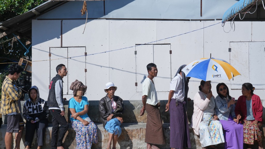 缅甸大选|选民在内比都一个票站排队等候。 美联社 缅甸大选|选民在内比都一个票站排队等候。 美联社