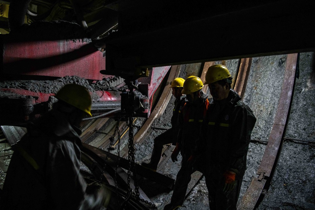 工人在新疆天山勝利隧道內施工。新華社