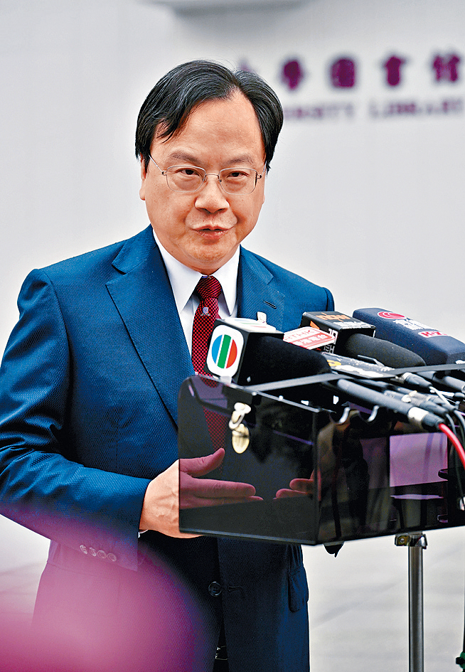 中大新任校長盧煜明昨履新,他表示,大學管理團隊和校董會會保持恆常和密切的溝通,提升中大的國際地位。