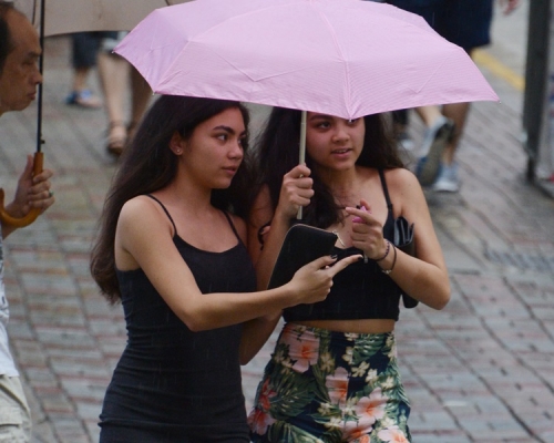 本港未來九日有驟雨。資料圖片