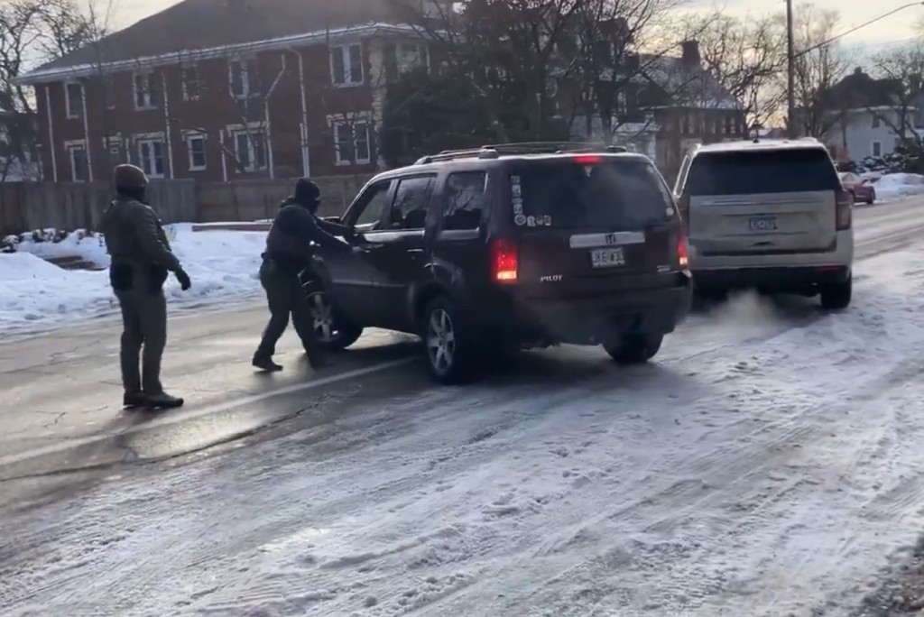 ICE人員向拒絕受查且開車逃走的司機開槍。Ｘ