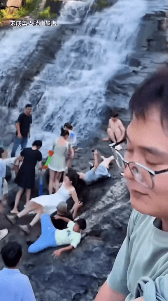 浙江男瀑布頂滑落，連環撞傷下方多人。