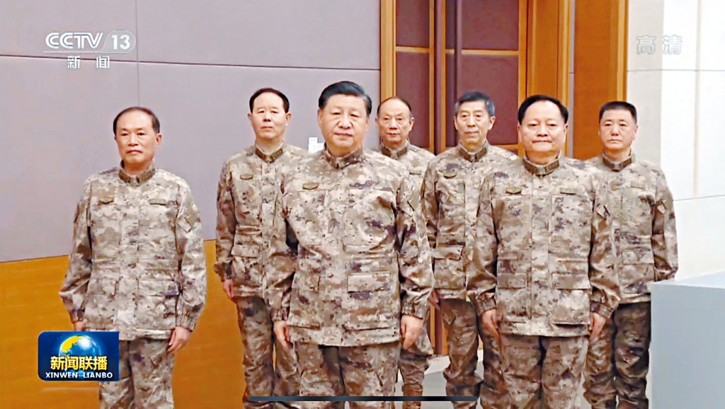 習近平穿上迷彩軍服,視察軍委聯指中心。