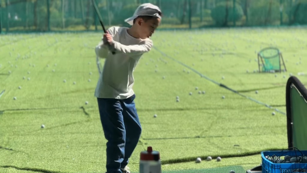 陳小春帶Jasper打高爾夫球。