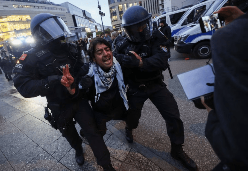 以巴冲突在全国多个国家触发示威浪潮。图为2023 年 10 月 18 日，德国法兰克福警员拘捕一名支持巴勒斯坦的示威者。路透社