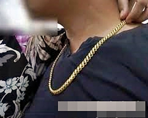 涉案金链。影片截图