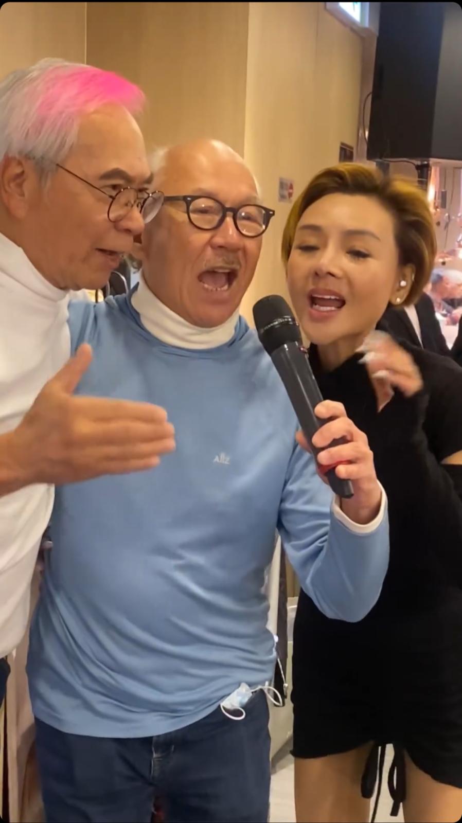 （左起）李龍基、陳國新、葉子楣共用一支咪搭膊合唱蘇芮的《憑著愛》，場面熱鬧。