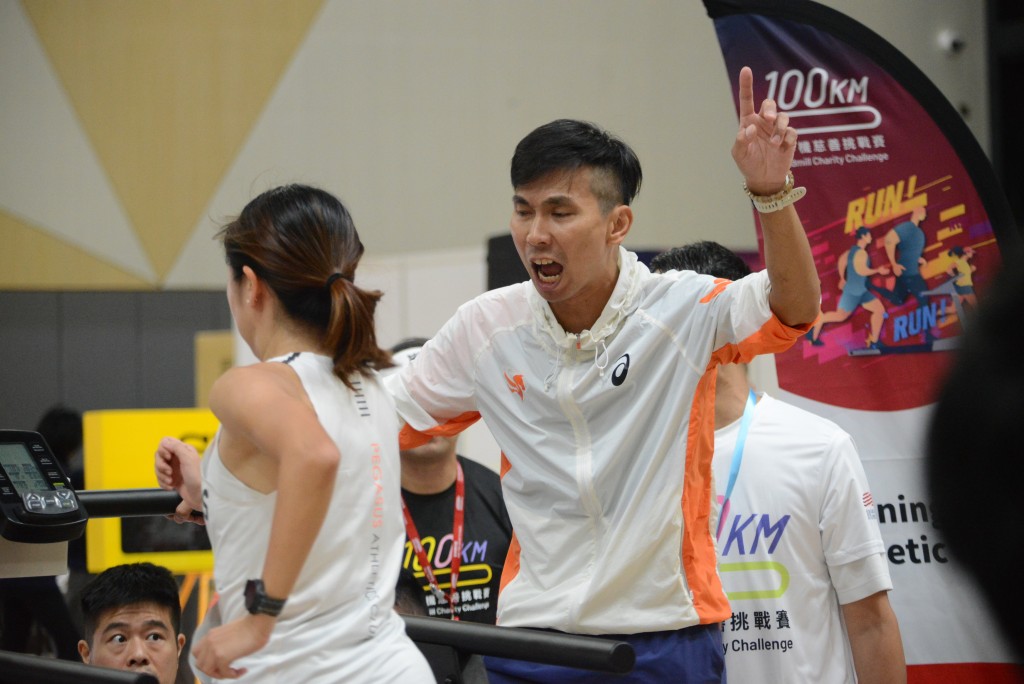 PEGASUS athletics club总教练徐弘泰认真指导。杨功煜摄
