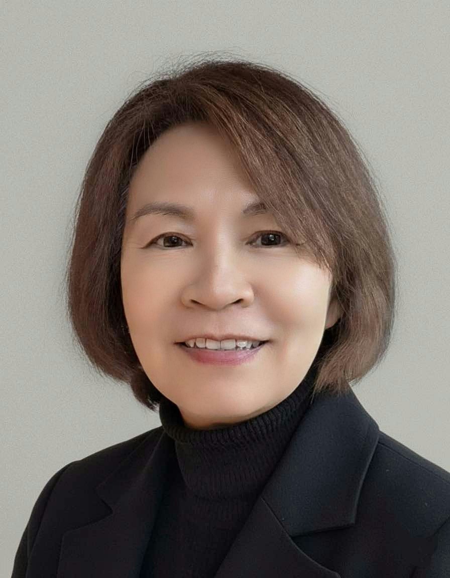 袁麗華希望透過節慶活動、軟餐服務以及創新科技應用,讓院友感受到被關心、被陪伴和被重視,在院舍生活中繼續享受節日帶來的喜悅。 袁麗華希望透過節慶活動、軟餐服務以及創新科技應用,讓院友感受到被關心、被陪伴和被重視,在院舍生活中繼續享受節日帶來的喜悅。