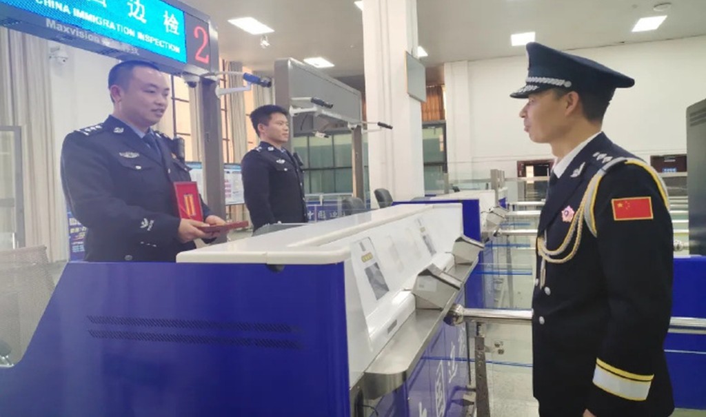 民警黃棚（左）平日執勤的情況。