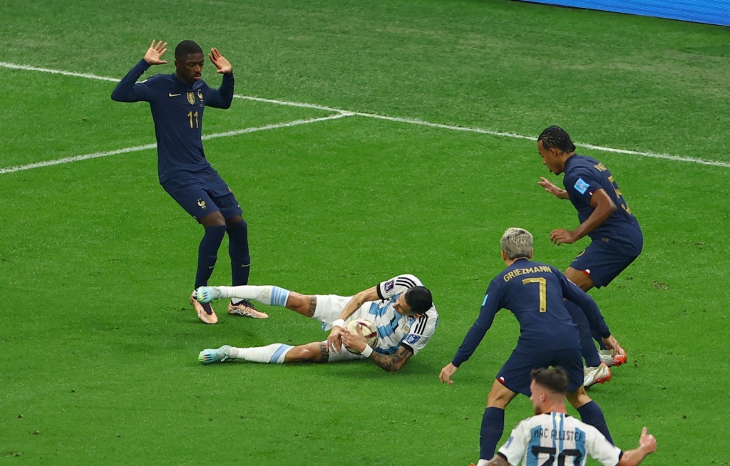 法国翼锋奥士文尼迪比利(左)踢跌阿根廷翼锋迪马利亚(中)，阿根廷获十二码。REUTERS