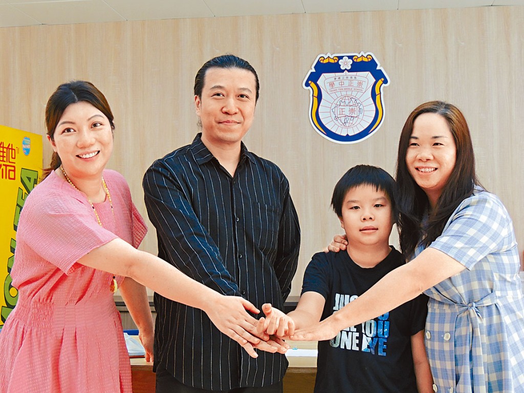 張紫伶(左一)指「資優班」涵蓋第七至十三班國際課程,學生可按能力跳級及應考公開試。旁為「資優班」學術總監林建東(左二)及李玉娟(右一)。
