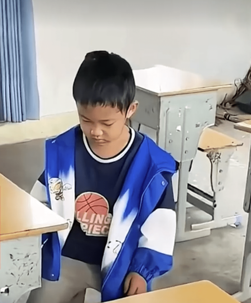 廣西小學驚現「一年級只得一個人」， 全校僅得9名學生。微博
