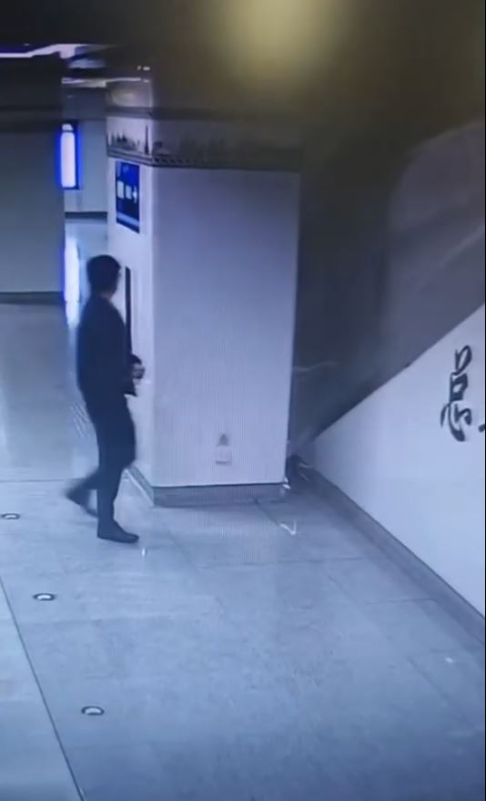 廣西地鐵有年輕男乘客在月台大便。