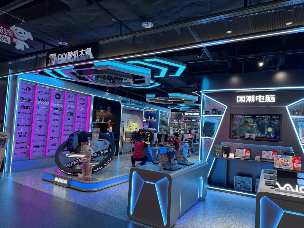 電腦區其中一個賣點是有「DIY裝機大師」，可挑選不同性能的硬件，再交由職員即場裝嵌。