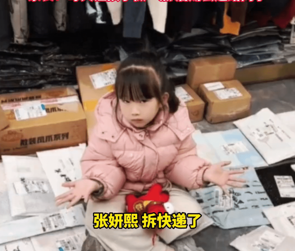 網友郵寄作業堆成山,女童感無奈。 網友郵寄作業堆成山,女童感無奈。