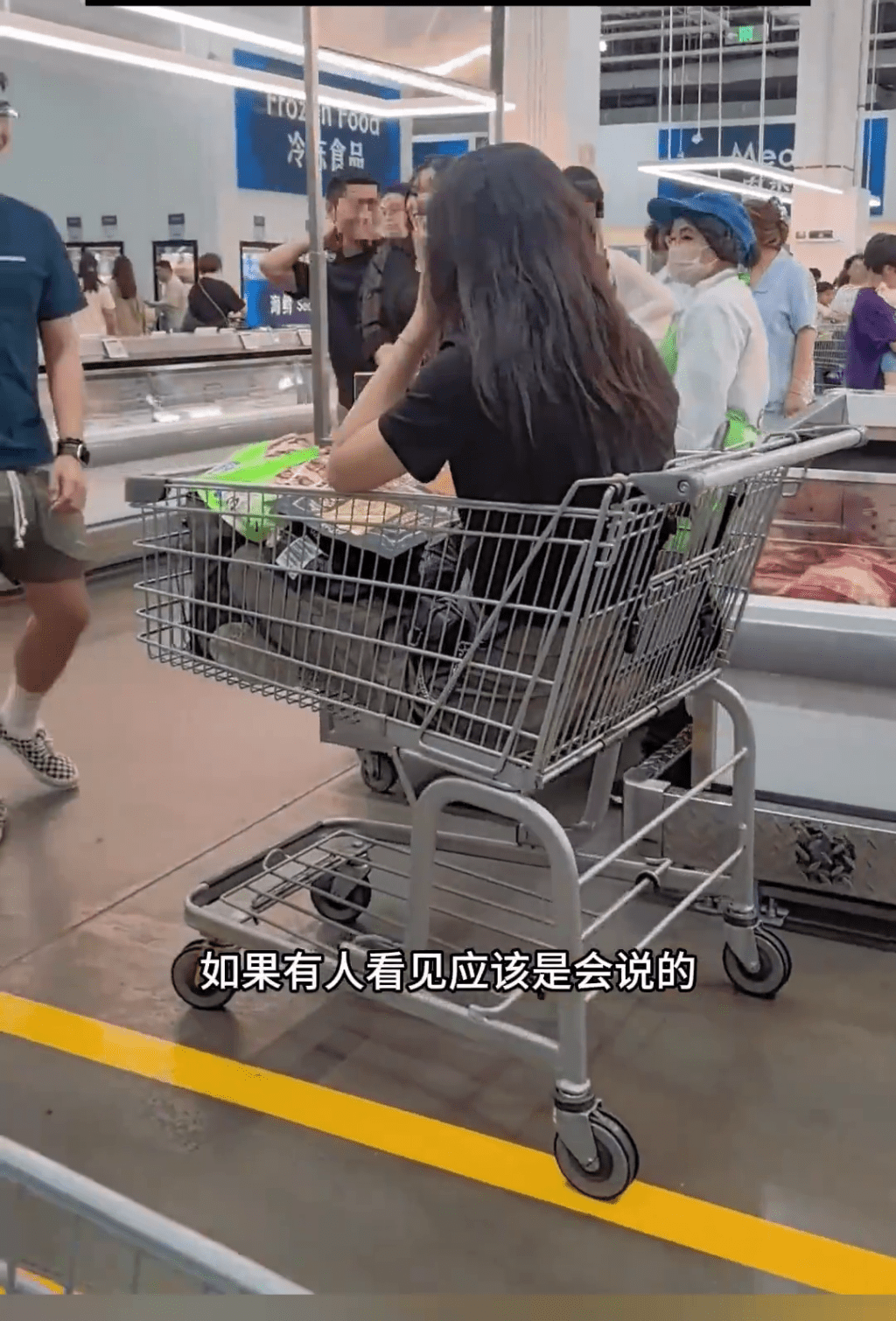 網民炮轟巨嬰坐購物車，唔知醜。