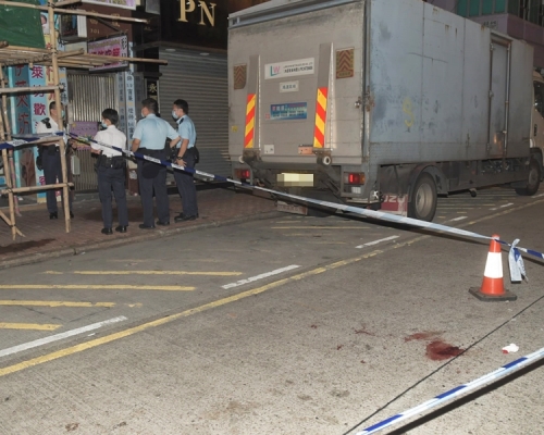 旺角一名男子疑遭人持刀行劫，被斬傷後半昏迷，倒臥於馬路中央。