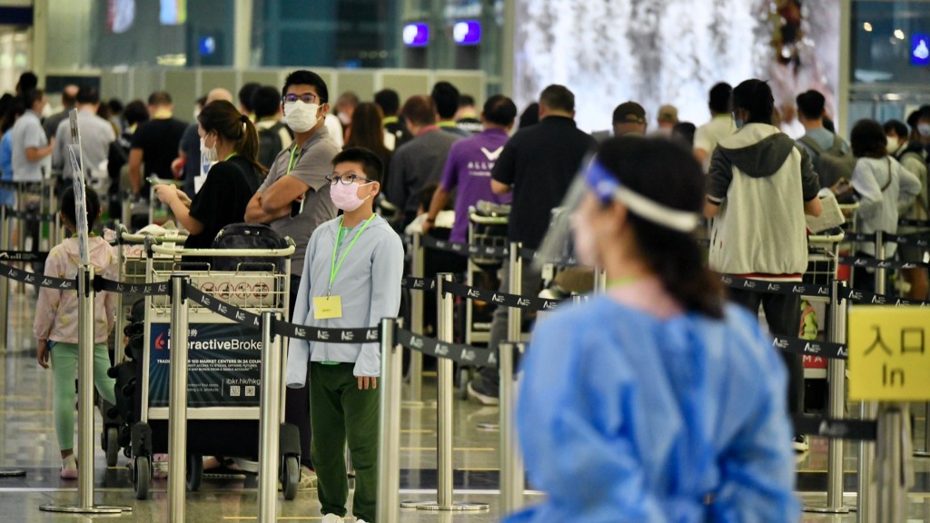 政府早前宣布暫緩航班熔斷機制，入境人士抵港第3日增一次核酸檢測。資料圖片