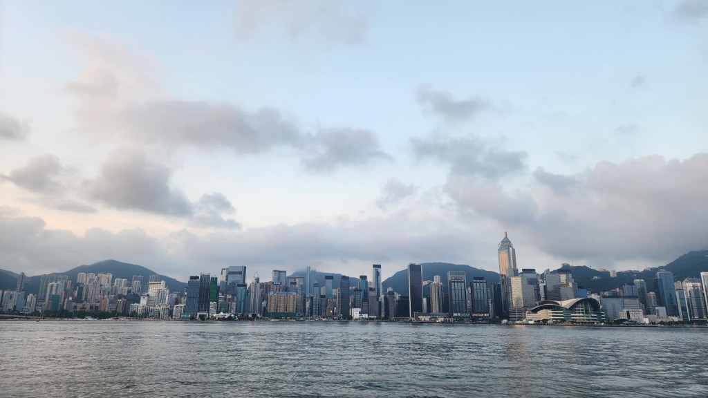 本港地區今日部分時間有陽光,日間酷熱。黎志偉攝 本港地區今日部分時間有陽光,日間酷熱。黎志偉攝