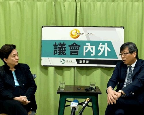 香港律師會理事林洋鋐（右）接受民主黨前主席劉慧卿（左）訪問。直播截圖