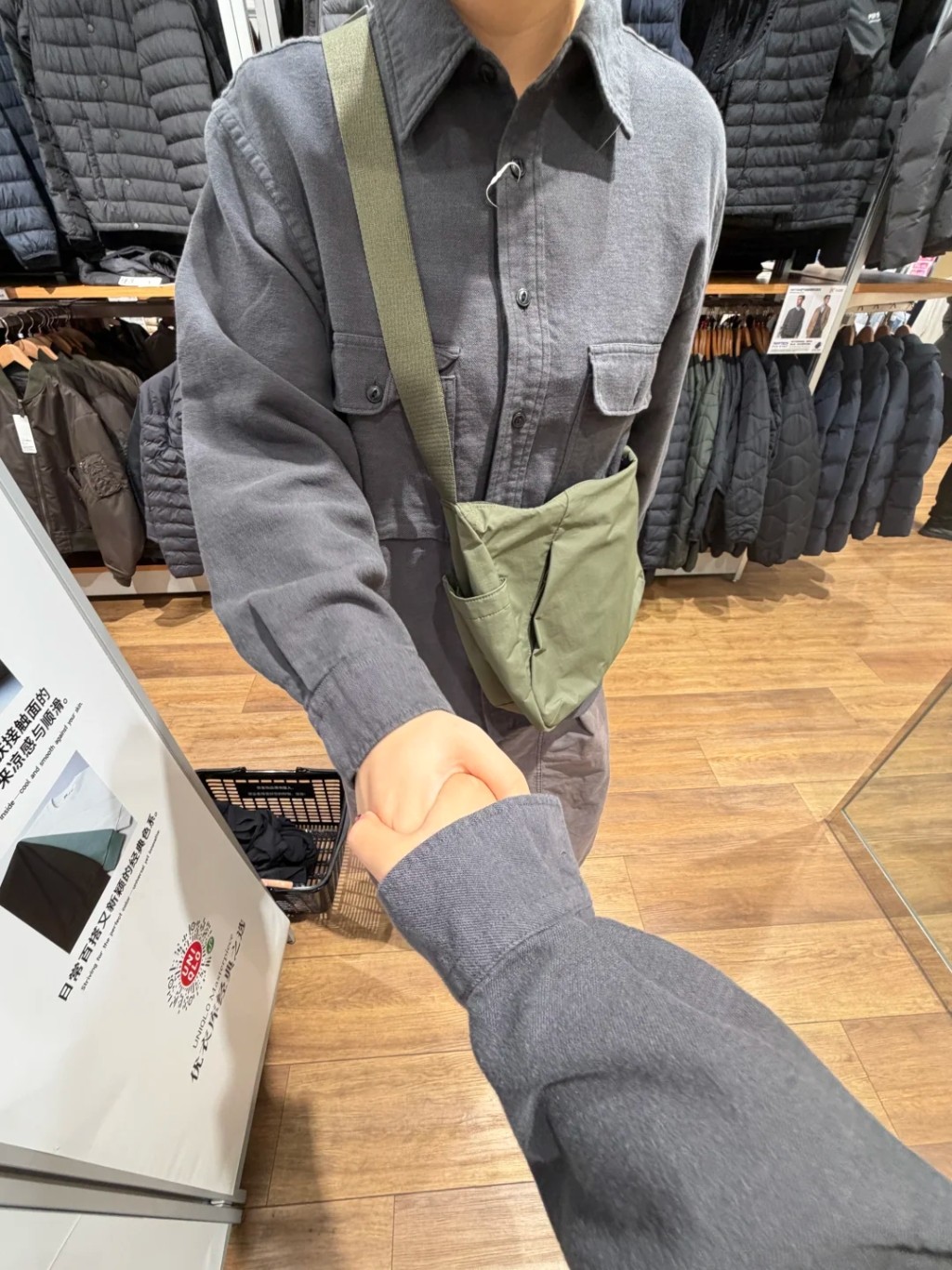 UNIQLO工装衫配斜孭袋秒变“红军装”,北京青年涌店打卡。 小红书 UNIQLO工装衫配斜孭袋秒变“红军装”,北京青年涌店打卡。 小红书