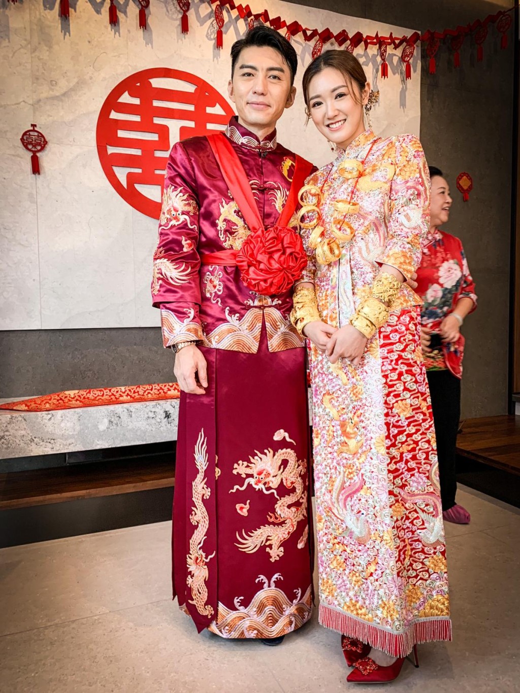 新娘子雙手戴滿3對龍鳳鈪，頸就掛4對。