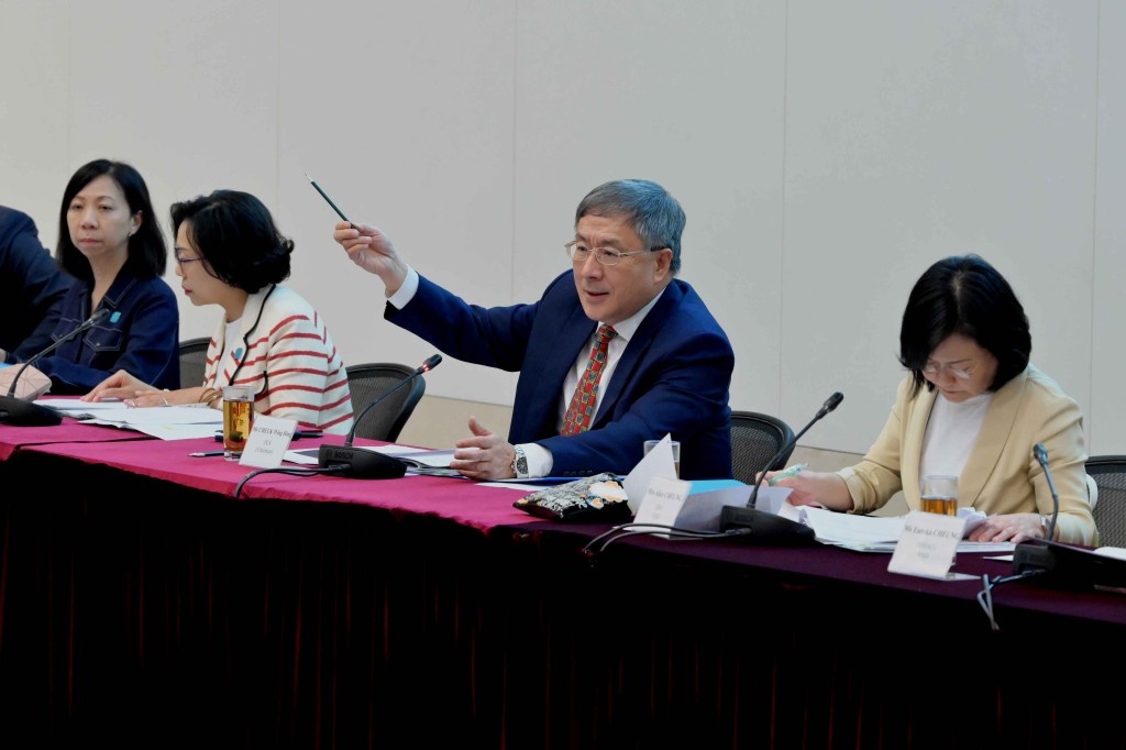 由政务司副司长卓永兴（右二）主持，跟进「地区治理领导委员会」交付的工作。