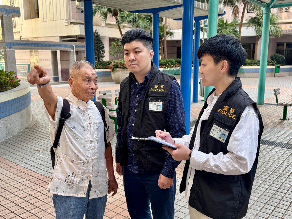  黎觀煌(左)感謝人員以高效及專業態度處理事件，又指警方人員全程耐心安撫情緒、給予建議，令他可以安心配合。