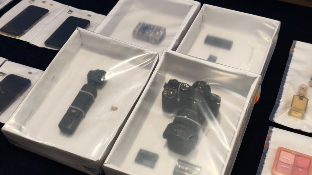 入境處檢取被捕人的攝影器材、道具、化妝用品及智能電話等。黃文威攝 入境處檢取被捕人的攝影器材、道具、化妝用品及智能電話等。黃文威攝