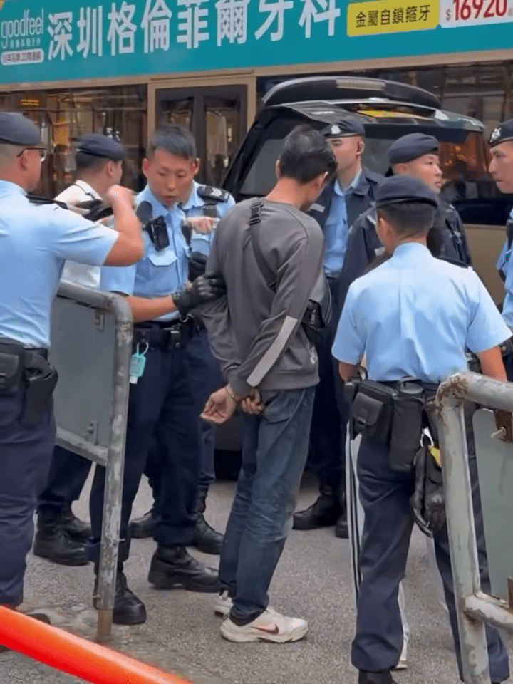 疑犯被警員上手銬帶走。FB：Soso Chan@車Cam L（香港群組）