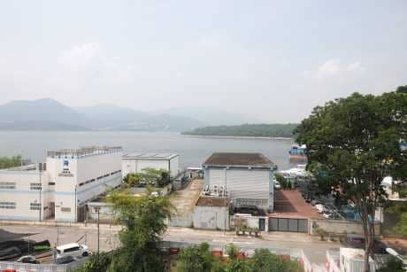從天台外望，為開揚吐露港海景，眺望山景。