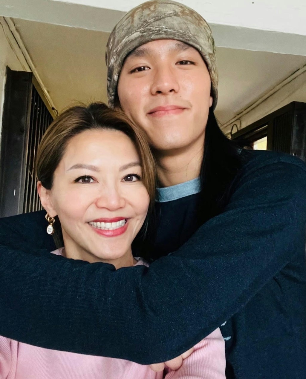 林寶之前曾Man爆和母親康子妮合照。