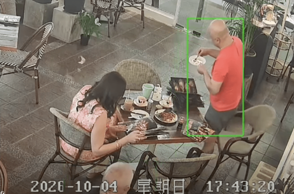 男食客拿着餐點向店員投訴，聲稱炒粿條內有毛髮。