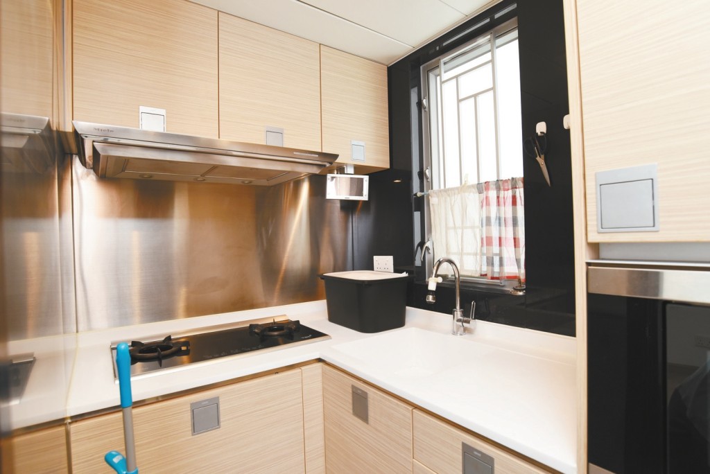 廚房為梗廚設計，所有家電及廚櫃以嵌入式配置，省位好用。