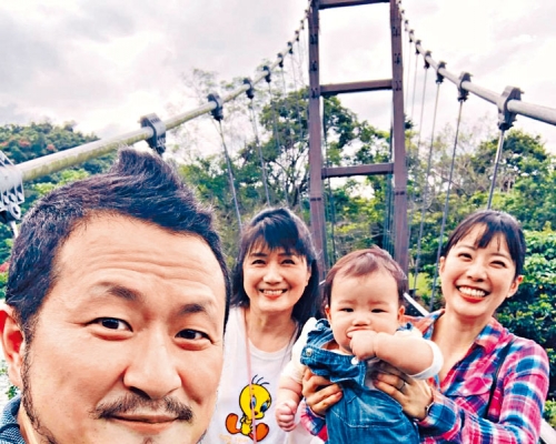 九把刀岳母（左二）打疫苗後猝逝，他亦發長文悼念。