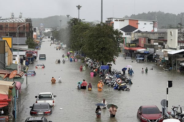 泰南暴雨成災，街道變成澤國。網上圖片